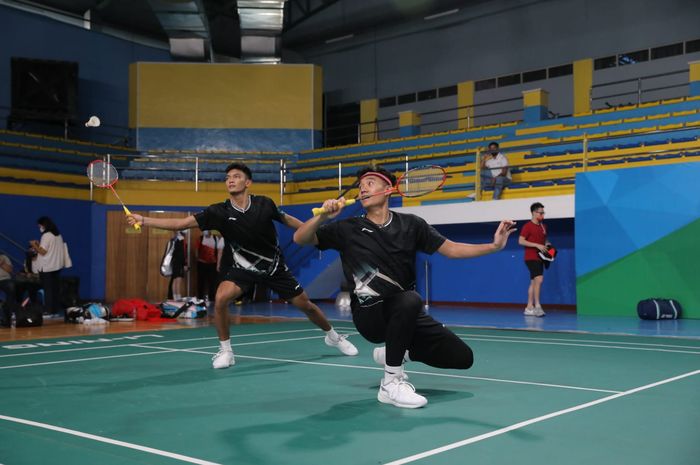 Pasangan ganda putra Indonesia, Muhammad Shohibul Fikri/Bagas Maulana, saat berlatih di Muntinlupa Sports Complex, Manila, Filipina, Minggu (24/4/2022).