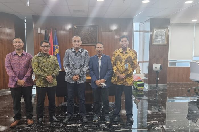 Sekjen PSSI, Yunus Nusi bertemu dengan perwakilan Kementerian Hukum dan Hak Asasi Manusia (Kemenkumham) untuk membahas proses naturalisasi Sandy Walsh dan Jordi Amat.