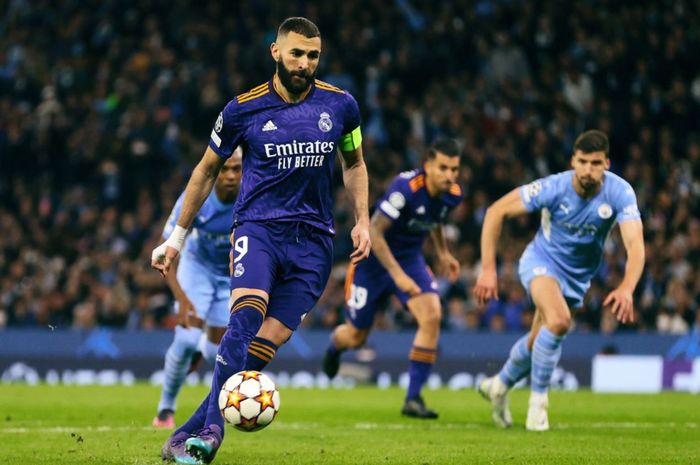 Aksi penyerang Real Madrid, Karim Benzema, melakukan tendangan panenka saat mengeksekusi penalti ke gawang Manchester City pada laga leg pertama babak semifinal Liga Champions 2021-2022 di Stadion Etihad, Selasa (26/4/2022).