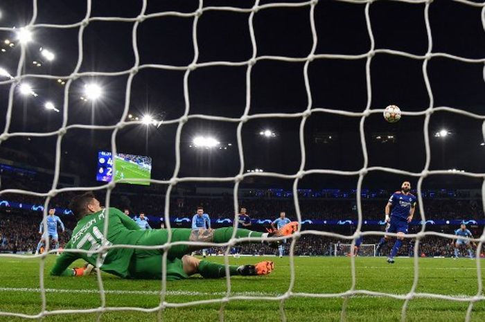 Karim Benzema mencetak gol penalti ala Panenka saat Real Madrid jumpa Manchester City di Liga Champions (26/4/2022).