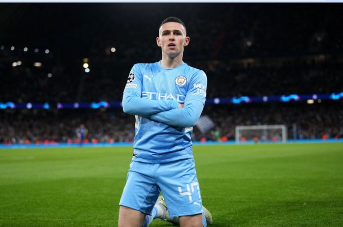 Gelandang Manchester City, Phil Foden, merayakan golnya ke gawang Real Madrid dalam laga leg pertama babak semifinal Liga Champions 2021-2022, Selasa (26/4/2022).