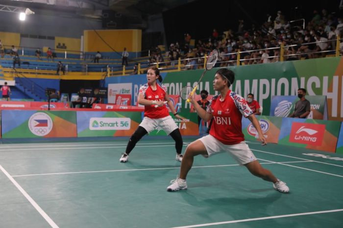 Pasangan ganda putri Indonesia, Siti Fadia Silva Ramadhanti (kanan)/Ribka Sugiarto (kiri), meraih kemenangan impresif pada babak pertama Kejuaraan Asia 2022 di Muntinlupa Sports Complex, Manila, Filipina, 27 April 2022.