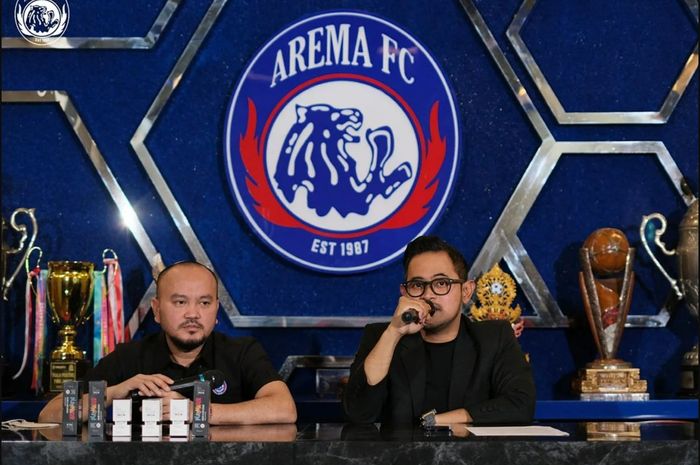 Presiden Arema FC, Gilang Widya Pramana dan manajer klub, Ali Rifki