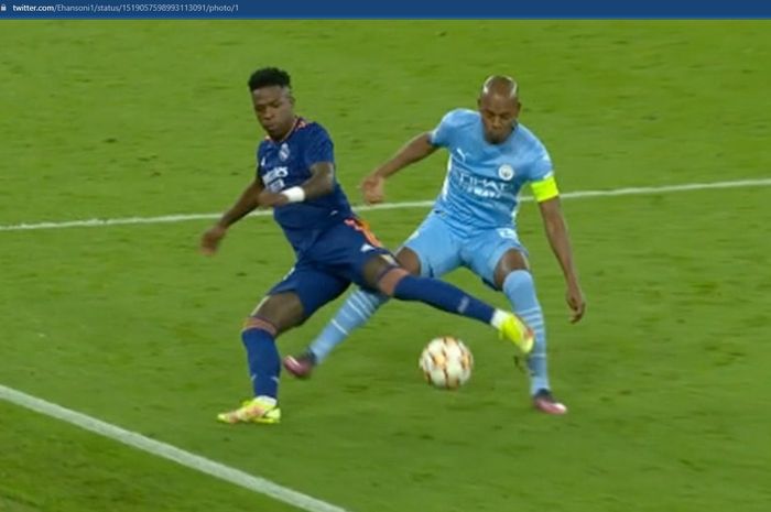 Aksi pamer skill Vinicius Junior mengecoh Fernandinho dengan nutmeg pada laga leg pertama semifinal Liga Champions 2021-2022.