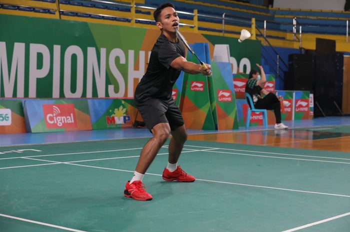 Pebulu tangkis tunggal putra Indonesia, Chici Aura Dwiwardoyo, berlatih menjelang Kejuaraan Asia 2022 di Muntinlupa Sports Complex, Manila, Filipina, Senin (25/4/2022).