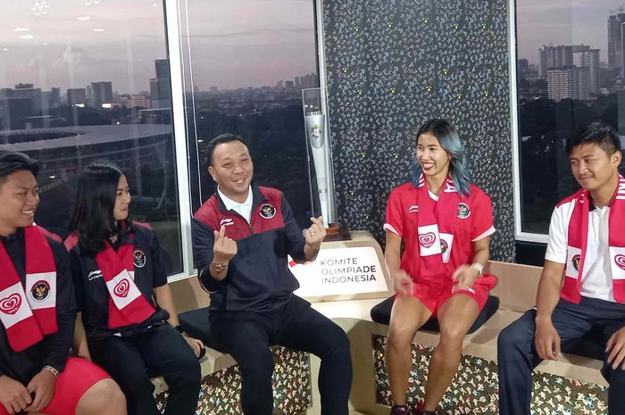 Atlet angkat besi Rahmat Erwin Abdullah (kiri),  atlet karate wanita Krisda Putri Aprilia (kedua kiri), CdM Kontingen Indonesia di SEA Games 2021 Ferry J Kono (ketiga kiri), pelari gawang Emilia Nova (kedua kanan), dan atlet panah Riau Ega Agatha (kanan) saat di NOC Indonesia Studio, Kamis 28/4/2022