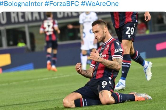 Striker Bologna, Marko Arnautovic, merayakan gol ke gawang Inter Milan dalam laga Liga Italia di Stadion Renato Dall'Ara, Rabu (27/4/2022).