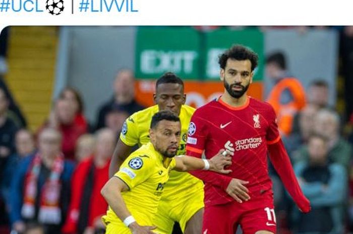 Penyerang Liverpool, Mohamed Salah, beraksi dalam laga leg pertama semifinal Liga Champions kontra Villarreal di Stadion Anfield, Rabu (27/4/2022).