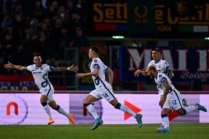 Ivan Perisic mencetak gol indah lewat tendangan geledek yang bersarang di gawang Bologna dalam laga Liga Italia.