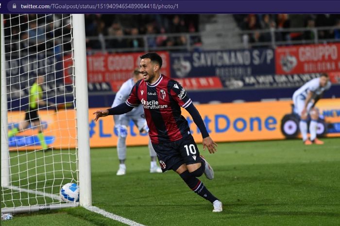 Winger Bologna, Nicola Sansone, mencetak gol ke gawang Inter Milan dalam laga tunda pekan ke-20 Liga Italia di Stadion Renato Dall'Ara. Rabu (27/4/2022) waktu setempat atau Kamis dini hari WIB