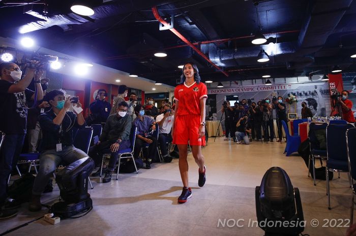 Pelari gawang, Emilia Nova, saat memperkenalkan jersey tim nasional Indonesia untuk SEA Games 2021 di kantor NOC Indonesia, Senayan, Jakarta Pusat, Kamis (28/4/2022).