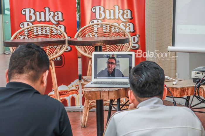 Pelatih baru Persija Jakarta, Thomas Doll (tengah), sedang memberikan sambutan secara virtual di Hotel Monopoli, Kemangm Jakarta Selatan, 29 April 2022.