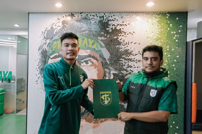 Manajer Persebaya Yahya Alkatiri (kanan) saat meresmikan transfer Brylian Aldama