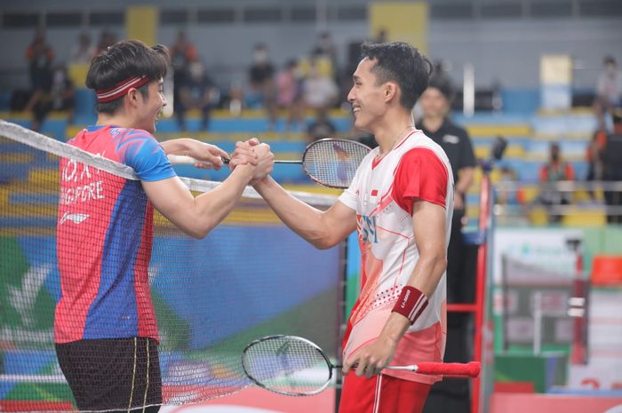 Jonatan Christie berjabat tangan dengan pemain Singapura, Loh Kean Yew pada perempat final Kejuaraan Asia 2022, Jumat (29/4/2022)