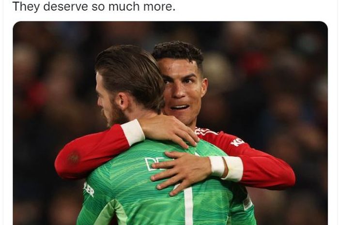 Dua pilar Manchester United saat menghadapi Chelsea, Cristiano Ronaldo berpelukan dengan David de Gea.