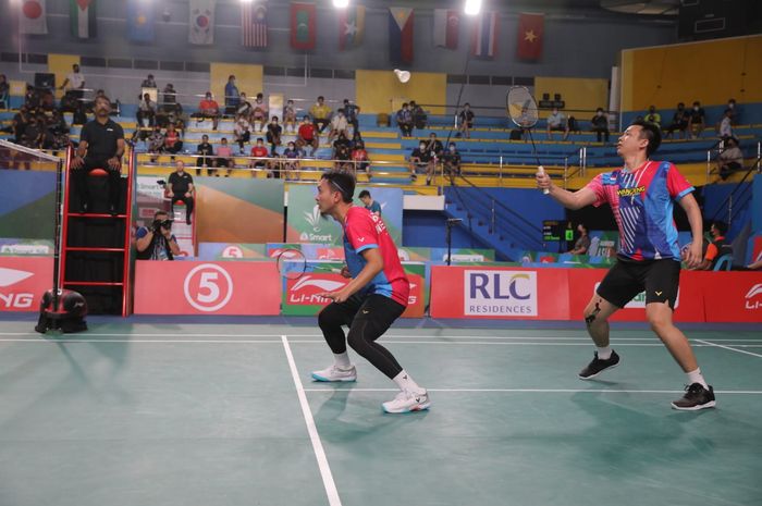 Pasangan ganda putra Indonesia, Mohammad Ahsan/Hendra Setiawan, pada babak kedua Kejuaraan Asia 2022 di Muntinlupa Sports Complex, Manila, Filipina, Kamis (28/4/2022).