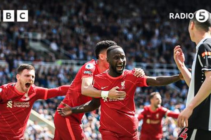 Naby Keita merayakan golnya dalam pertandingan Newcastle United vs Liverpool di pekan ke-35 Liga Inggris di St James' Park (30/4/2022).