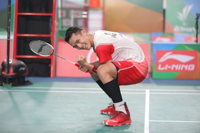 Pebulu tangkis tunggal putra Indonesia, Jonatan Christie, bereaksi setelah memastikan diri ke semifinal Kejuaraan Asia 2022 di Muntinlupa Sports Complex, Manila, Filipina, Jumat (29/4/2022).