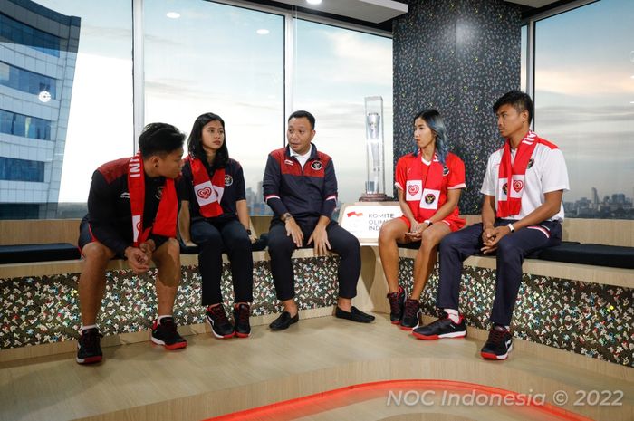 CdM Kontingen Indonesia untuk SEA Games 2021 Vietnam Ferry  Kono berbincang dengan empat atlet Indonesia, yaitu Rahmat Erwin Abdullah (angkat besi), Krisda Putri Aprilia (karate), Emilia Nova (atletik), dan Riau Agatha Salsabila (panahan).