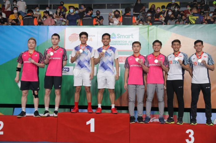 Para pemenang medali nomor ganda putra pada Kejuaraan Asia 2022. Dari kiri: Aaron Chia/Soh Wooi Yik (Malaysia), Yeremia Erich Yoche Yacob Rambitan/Pramudya Kusumawardana (Indonesia), Goh Sze Fei/Nur Izzuddin (Malaysia), dan Faja Alfian/Muhammad Rian Ardianto (Indonesia).