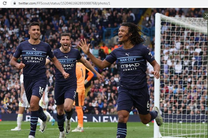 Selebrasi bek Manchester City, Nathan Ake, setelah membobol gawang Leeds United di pekan ke-35 Liga Inggris 2021-2022