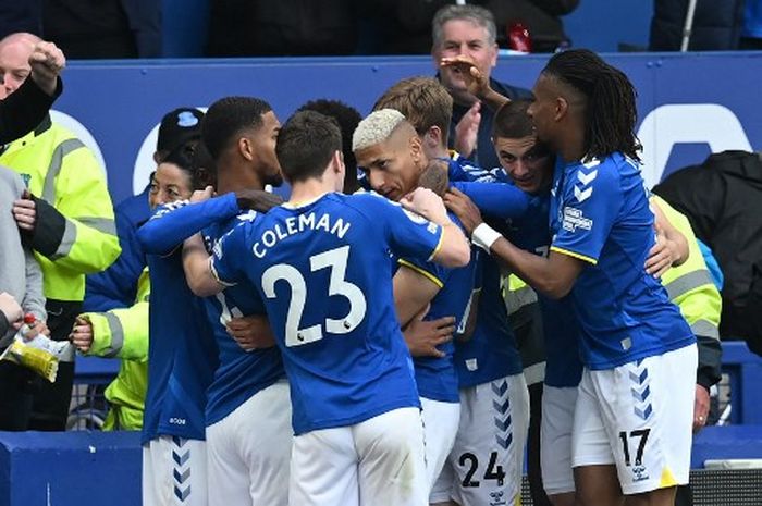 Para pemain Everton merayakan gol Richarlison ke gawang Chelsea pada duel Liga Inggris di Goodison Park, Liverpool (1/5/2022).