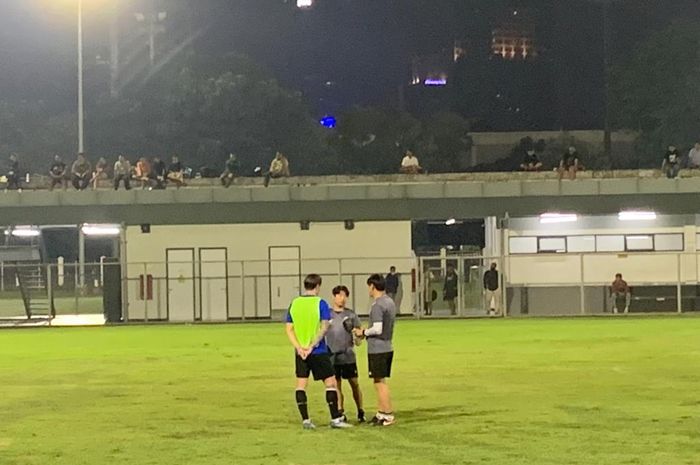 Pelatih Shin Tae-yong sedang berbincang dengan Marc Klok dalam sesi latihan di Lapangan B, Senayan,  Jakarta Pusat, Sabtu (30/4/2022)