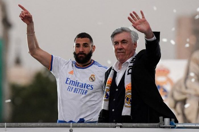 Karim Benzema (kiri) dan Carlo Ancelotti membawa Real Madrid juara Liga Spanyol usai kalahkan Espanyol di Santiago Bernabeu (30/4/2022).