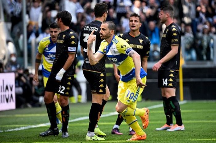 Leonardo Bonucci mencetak 2 gol Juventus ke gawang Venezia dalam duel Liga Italia di Allianz Stadium Turin (1/5/2022).