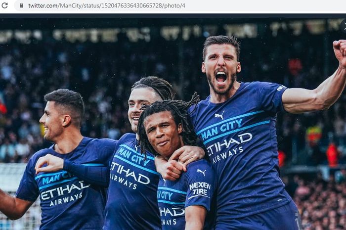 Para pemain Manchester City merayakan gol yang dicetak Nathan Ake ke gawang Leeds United di pekan ke-35 Liga Inggris 2021-2022