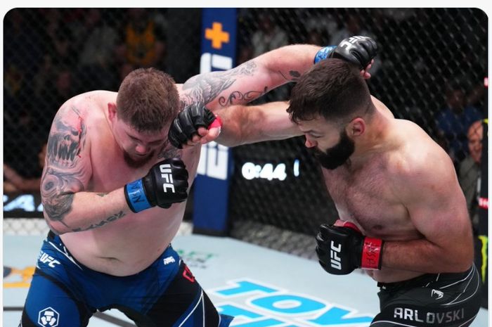 Petarung UFC yang sudah berkarier profesional di tahun 1999, Andrei Arlovski (kanan) mengenang kerasnya MMA zaman dahulu.