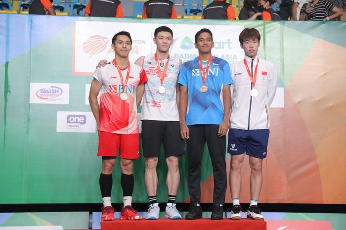 Jonatan Christie ( kiri) meraih medali perak pada nomor tunggal putra di Kejuaraan Asia 2022.