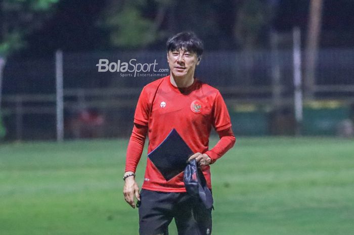 Pelatih timnas U-23 Indonesia, Shin Tae-yong, sedang memantau para pemainnya dalam latihan di Lapangan B, Senayan, Jakarta, 1 Mei 2022.