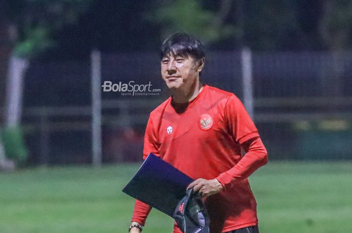 Pelatih timnas U-23 Indonesia, Shin Tae-yong, sedang memantau para pemainnya dalam latihan di Lapangan B, Senayan, Jakarta, 1 Mei 2022.