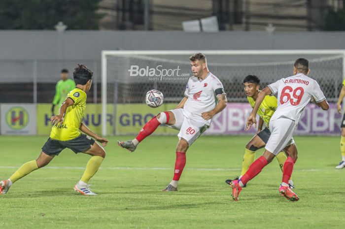 Gelandang PSM Makassar, Wiljan Pluim (tengah), sedang menguasai bola dalam laga pekan ke-21 Liga 1 2021 di Stadion Kompyang Sujana, Bali, 28 Januari 2022.