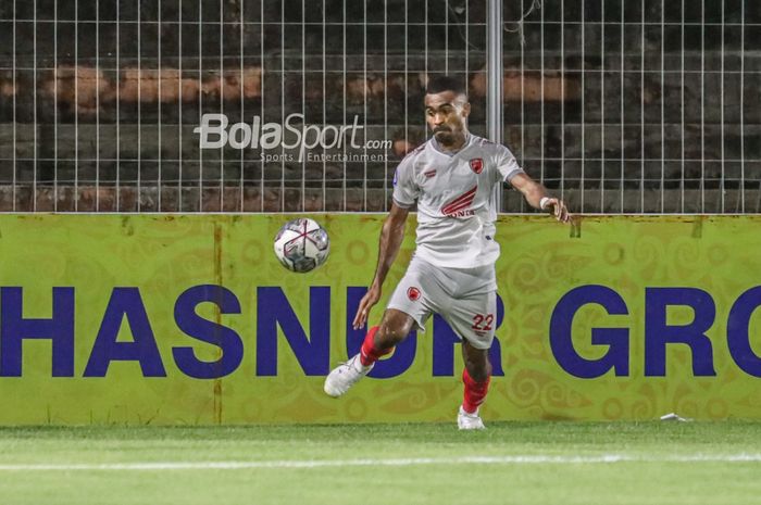 Pemain sayap kanan PSM Makassar, Yakob Sayuri, sedang menguasai bola dalam laga pekan ke-21 Liga 1 2021 di Stadion Kompyang Sujana, Bali, 28 Januari 2022.