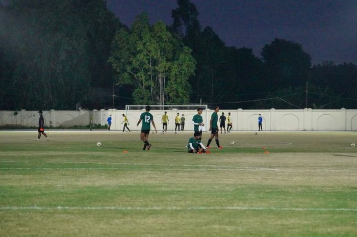 Kondisi rumput tempat latihan timnas U-23 Myanmar untuk SEA Games 2021.