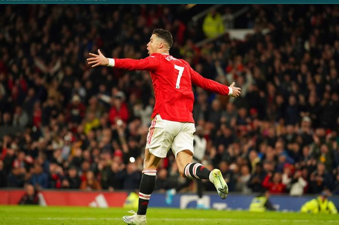 Cristiano Ronaldo berselebrasi usai mencetak gol ke gawang Brentford dalam kemenangan 3-1 Manchester United di Old Trafford.