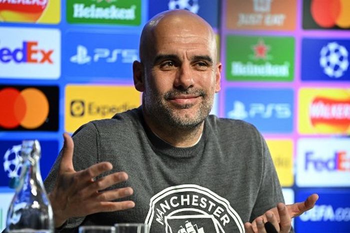 Pelatih Manchester City, Pep Guardiola, berbicara dalam konferensi pers di tempat latihan Man City, Manchester, Selasa (3/5/2022).