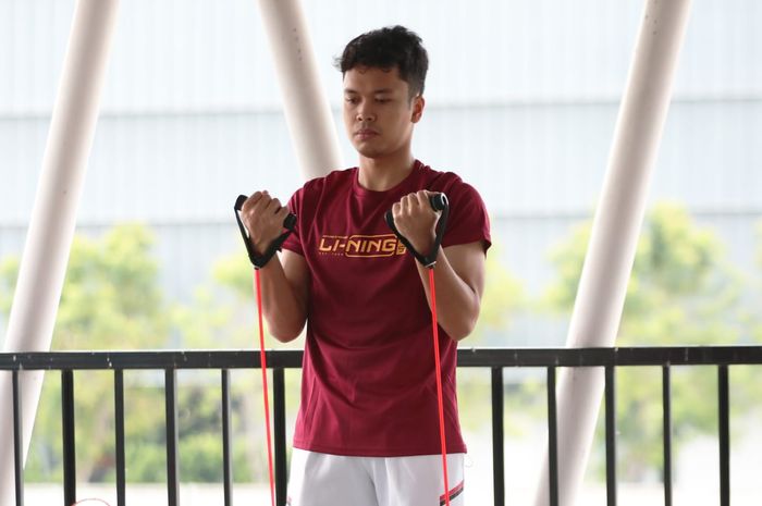 Pebulu tangkis tunggal putra Indonesia, Anthony Sinisuka Ginting, menjalani latihan menjelang Thomas Cup 2022 di Bangkok, Thailand, Rabu (4/5/2022).