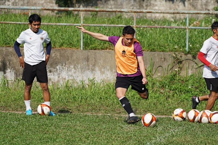 Winger timnas U-23 Indonesia, Egy Maulana Vikri, saat mengikuti menu latihan yang diterapkan pelatih Shin Tae-yong jelang SEA Games 2021.