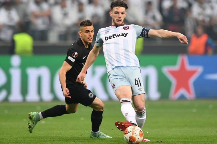 Kapten West Ham United, Declan Rice dan pemain Eintracht Frankfurt, Rafael Borre, saling bentrok dalam leg kedua semifinal Liga Europa 2021-2022.