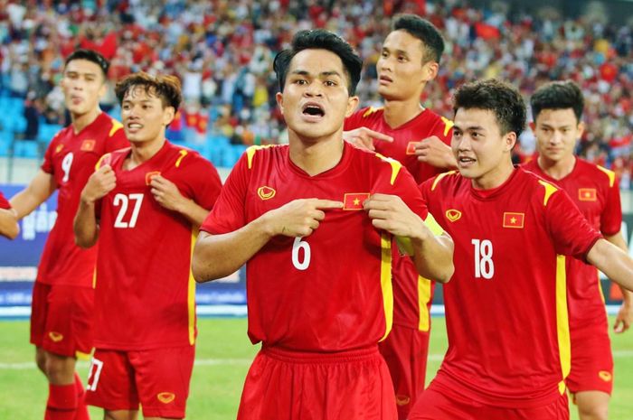  Gelandang timnas U-23 Vietnam, Dụng Quang Nho (tengah),