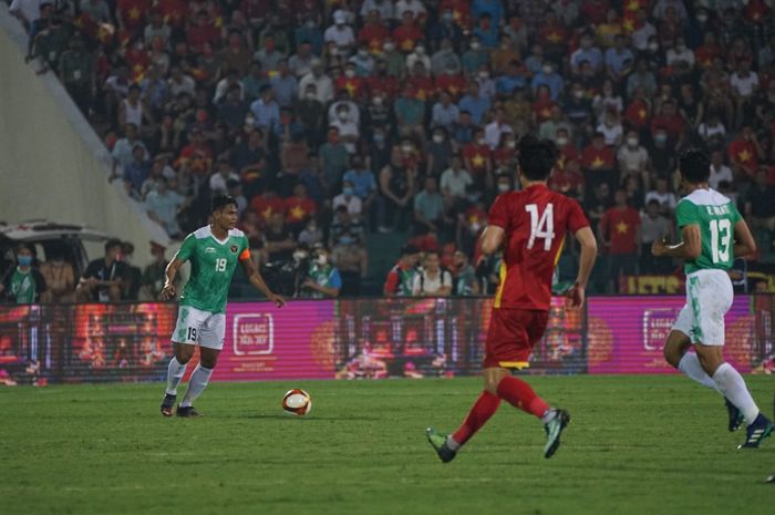 Bek timnas U-23 Indonesia, Fachruddin Aryanto, dalam laga melawan Vietnam di SEA Games 2021, Jumat (6/5/2022) di Stadion Viet Tri, Phu Tho.