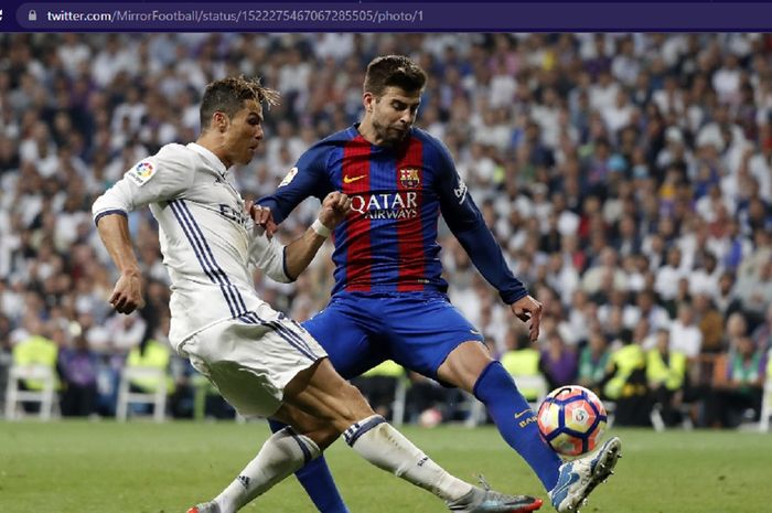 Cristiano Ronaldo (kiri) dan Gerard Pique saat saling berhadapan dalam laga el clasico antara Real Madrid dan Barcelona