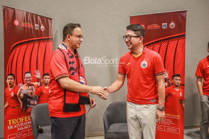 Gubernur DKI Jakarta, Anies Baswedan (kiri) dan Presiden Persija, Mohamad Prapanca (kanan), sedang berjabat tangan saat bertemu  di Jakarta Internasional Stadium, Jakarta Utara, 7 Mei 2022.