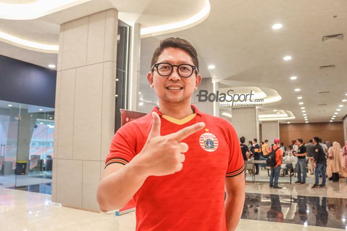 Presiden Persija Jakarta, Mohamad Prapanca, memberikan salam jempol telunjuk saat ditemui wartawan di Jakarta Internasional Stadium, Jakarta Utara, 7 Mei 2022.