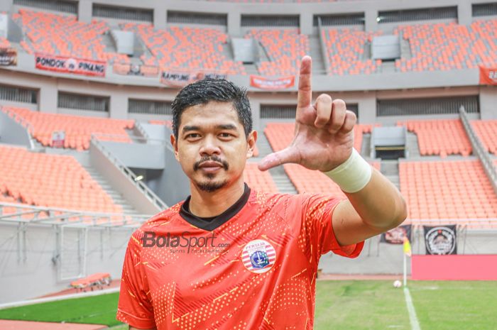 Legenda Persija Jakarta, Bambang Pamungkas, memberikan salam jempol telunjuk saat ditemui di Jakarta Internasional Stadium, Jakarta Utara, 7 Mei 2022.