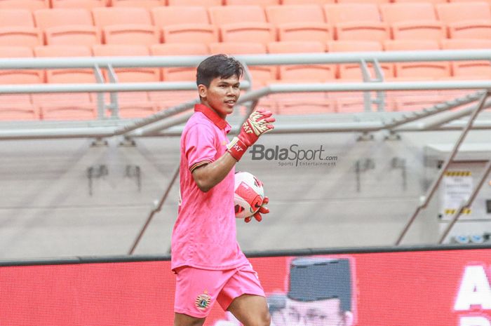 Kiper Persija Jakarta, Cahya Supriadi, sedang menguasai bola dalam laga uji coba di Jakarta Internasional Stadium, Jakarta Utara, 7 Mei 2022.