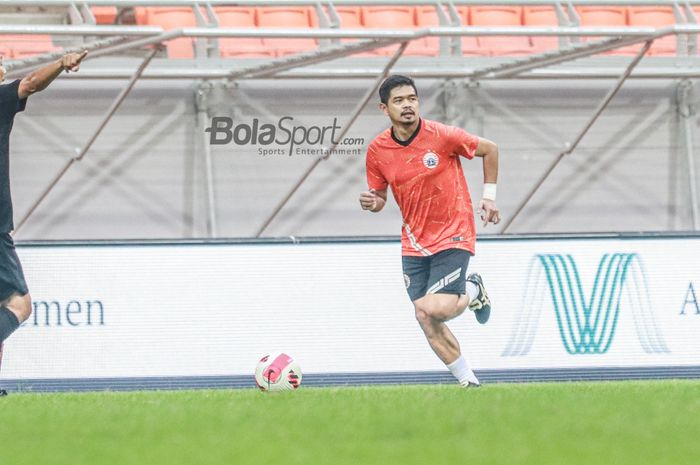 Legenda Persija Jakarta, Bambang Pamungkas (kanan), sedang menguasai bola dalam laga uji coba di Jakarta Internasional Stadium, Jakarta Utara, 7 Mei 2022.